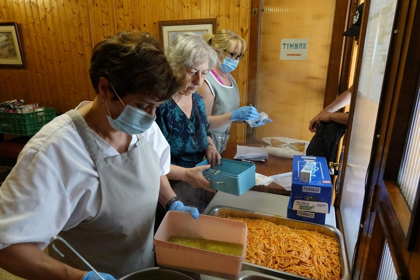 Las integrantes de la Misión del Silencio, ayer, preparando la comida que sirven de forma presencia o reparten en tuppers en la calle Urzaiz.