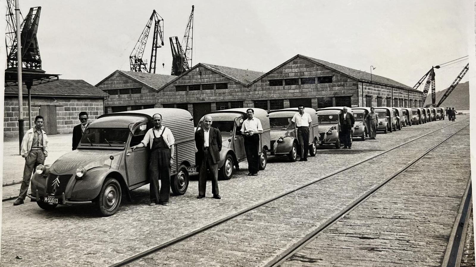 Los primeros 2CV que se fabricaron en Vigo en la antigua Citroën Hispania.