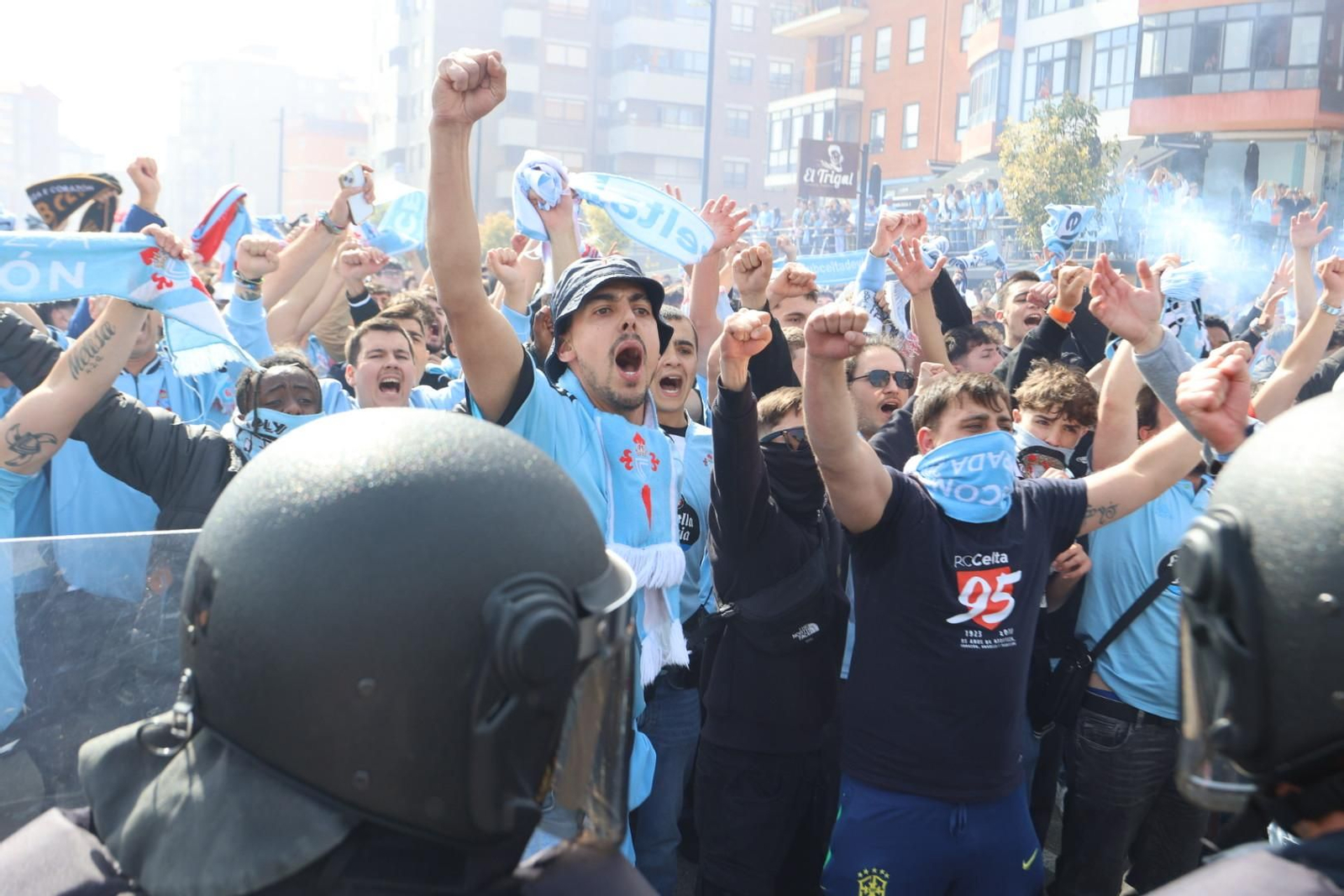 Galería | Una marea celeste recibe a los jugadores en Balaídos