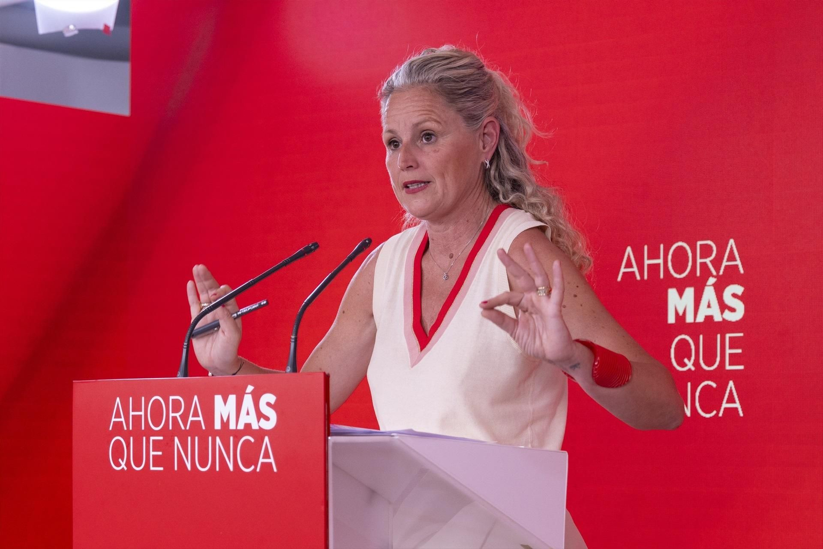 La portavoz del PSOE, Montse Mínguez, en una rueda de prensa en Ferraz.