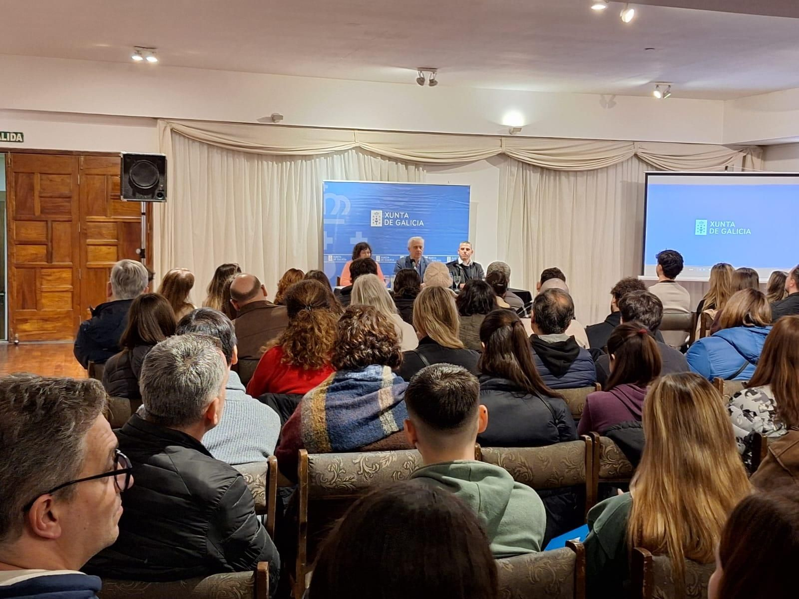 Los participantes durante la intervención del delegado de la Xunta