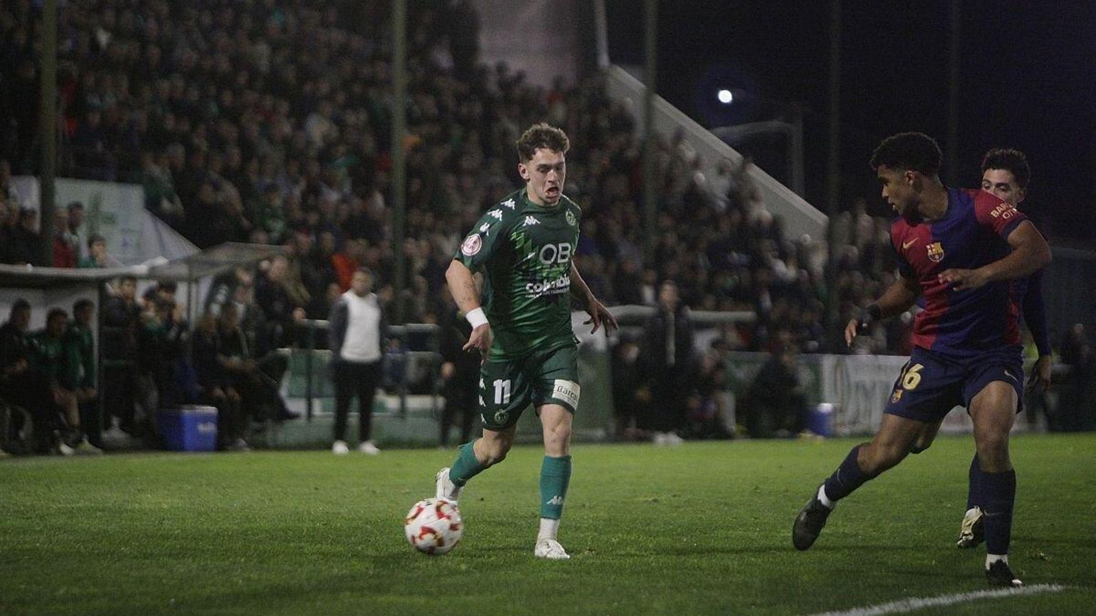 El delantero verde Diego Gómez trata de superar a Edu Sánchez, del Barcelona B, en Espiñedo (Foto: Miguel Ángel).