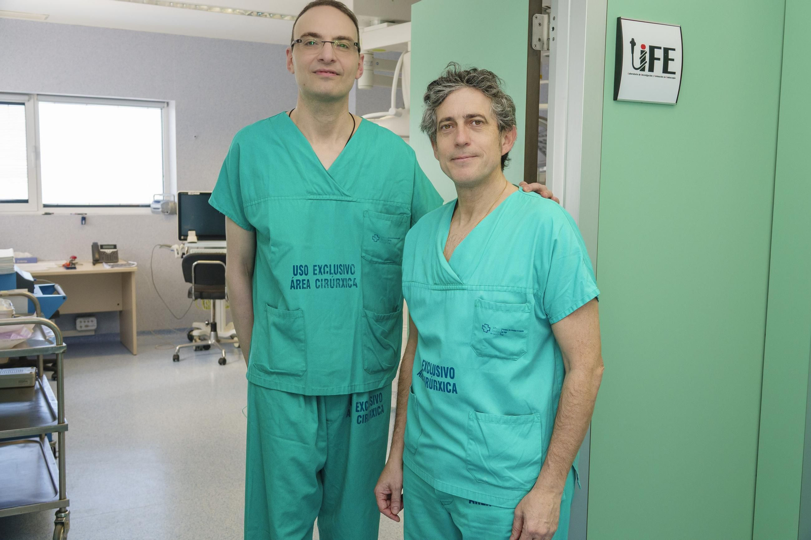 Los cirujanos Martín Fernández Ferro y Pedro Martínez Seijas (derecha).