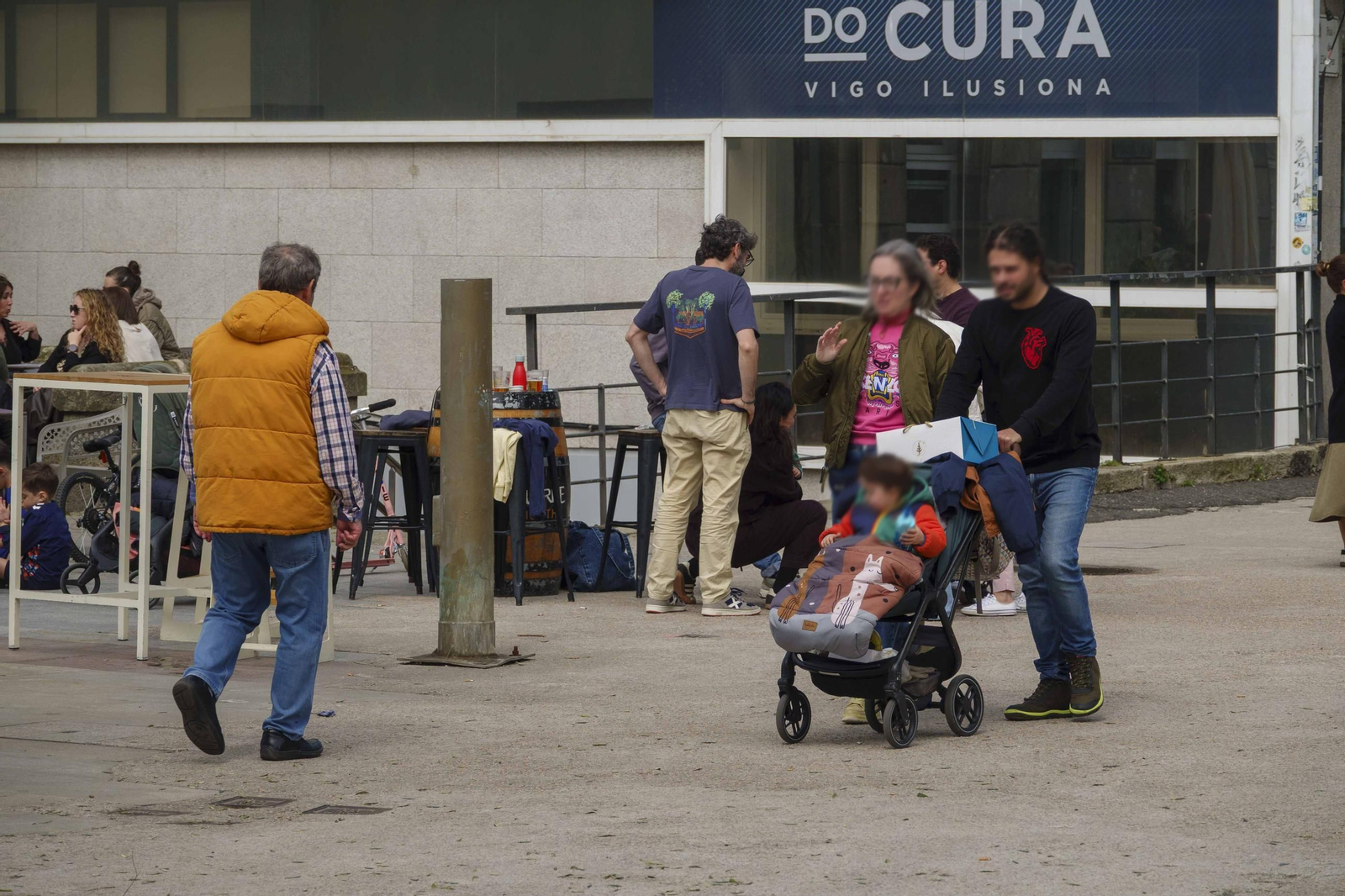 Padres por el centro de Vigo con niños pequeños