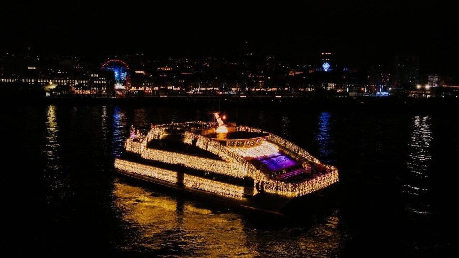 El barco de trasporte de ría con sus luces.