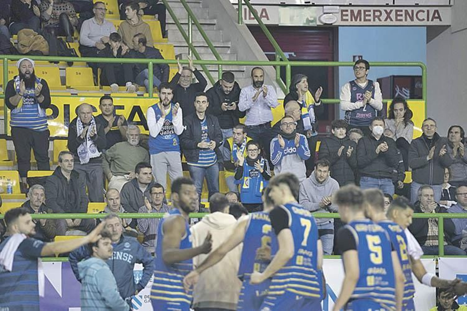 Aficionados del COB aplauden a los jugadores en el partido ante el Burgos. M. PINAL