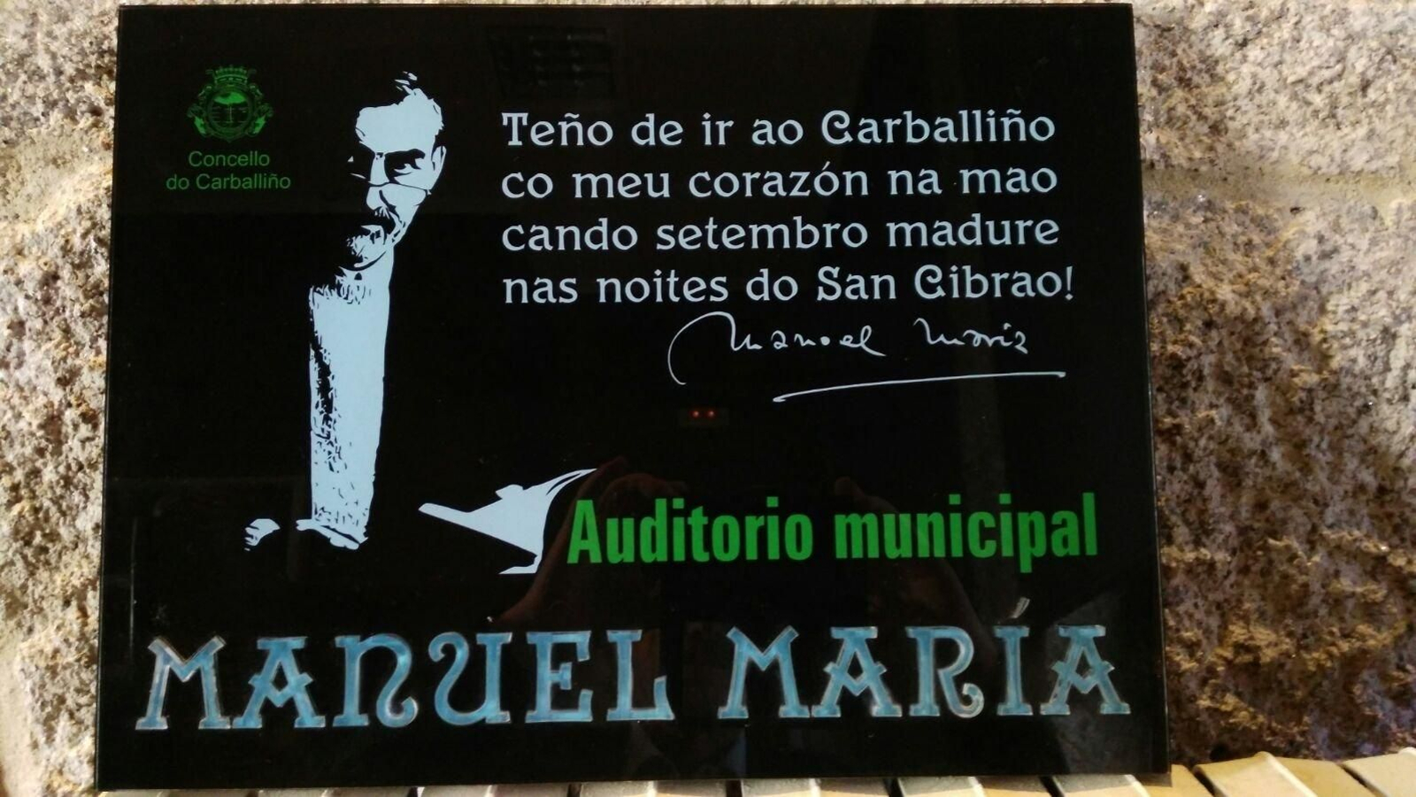 La placa que se colocará en el auditorio municipal.
