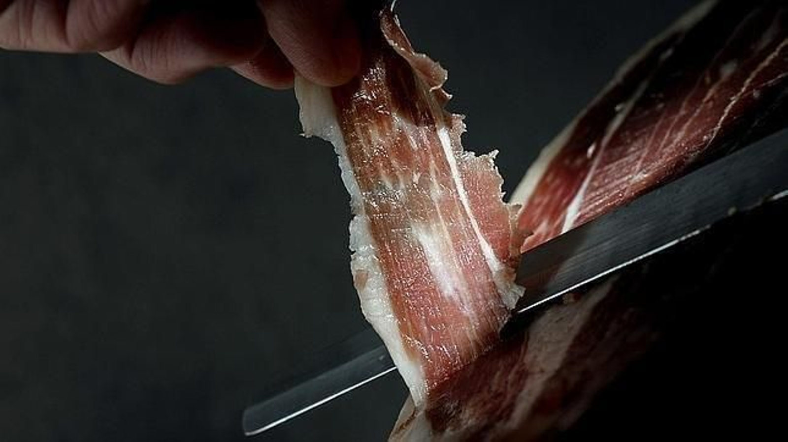 El jamón se corta fino.