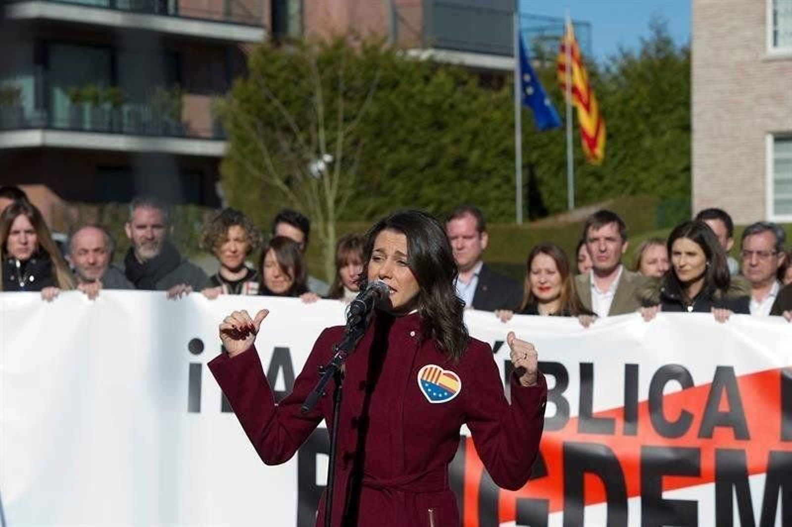Inés Arrimadas, frente a la casa de Puigdemont.