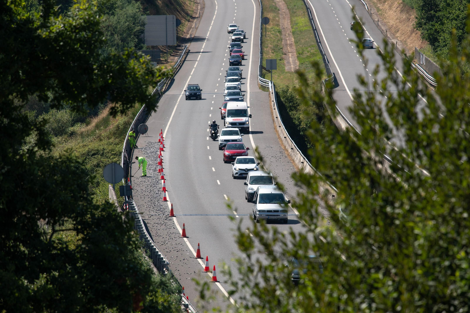 Limpieza de una carretera del Estado tras un accidente.