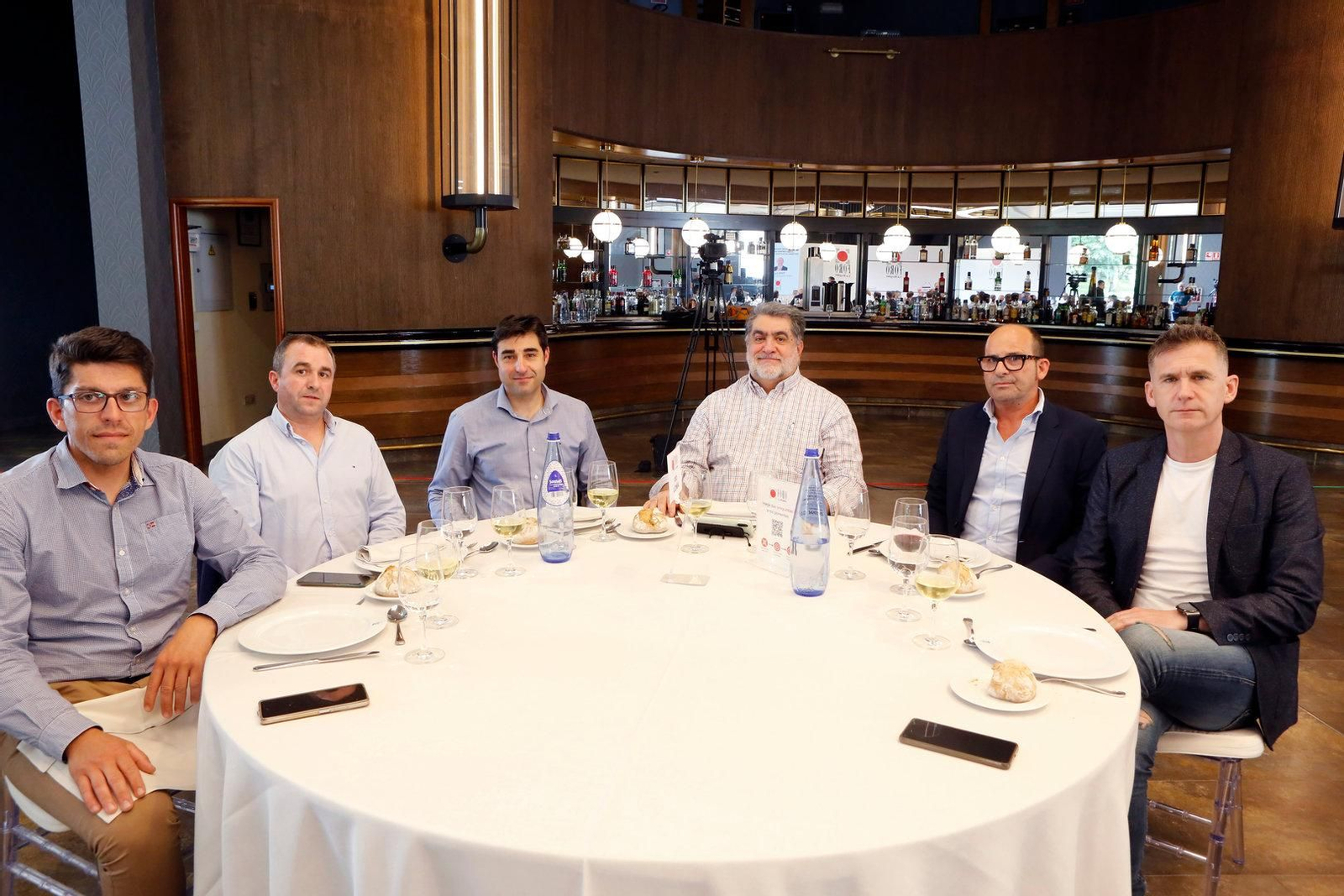 MESA RÍO LONIA. Rubén Campo Fidalgo, presidente de la Asociación de Empresas Funerarias de Ourense; Eloy Tesouro, gerente de Funeraria Santa Eulalia; Rubén Dios Dacal, gerente de Funeraria La Gloria; Manuel Fernández Arrastio, comercial de La Región; Antonio Somoza, de La Región, y José Juan Pérez Rodríguez, presidente de la cooperativa Luis Vives.