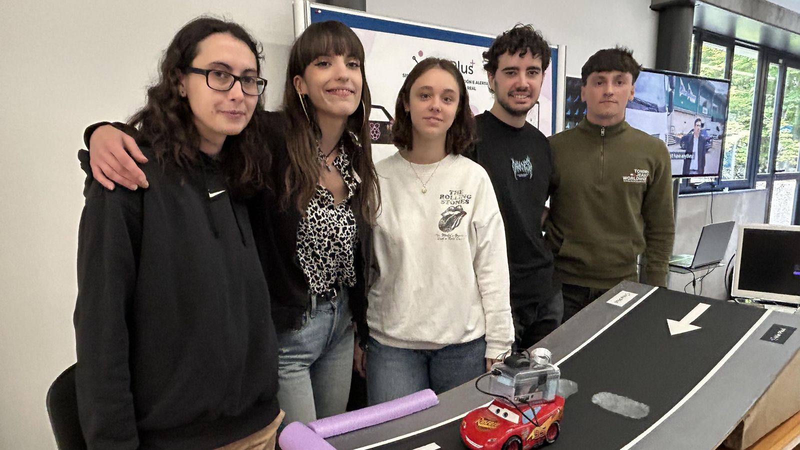 Ana, María, Lucía, Martín y Fran posan con una maqueta con la que enseñan el funcionamiento de “Via Plus”.