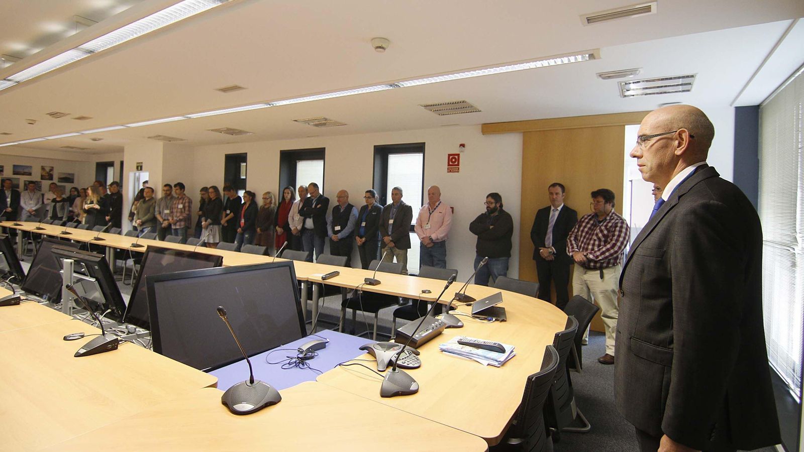 La Agencia Europea de la Pesca suspendió la reunión, presidida por Pascal Savouret, durante un minuto.