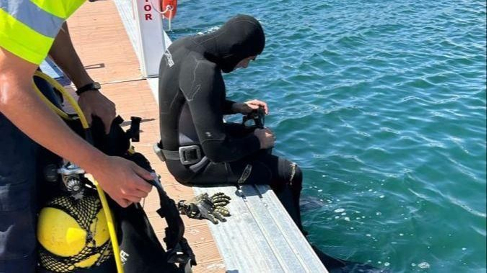Momento en el que va a sumergirse la estructura en el puerto de Baiona.