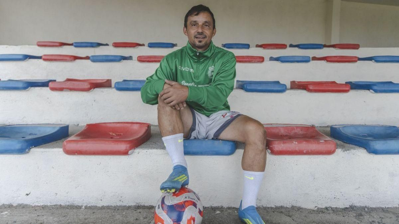 Oli, delantero del Peroxa, antes del entrenamiento del martes en el campo de O Marco.