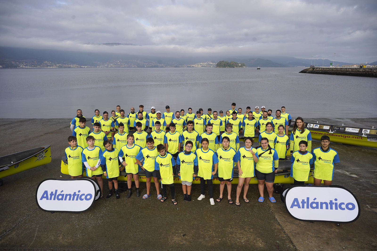 Participantes en la sesión de remo de +Deporte Atlántico en Cesantes.
