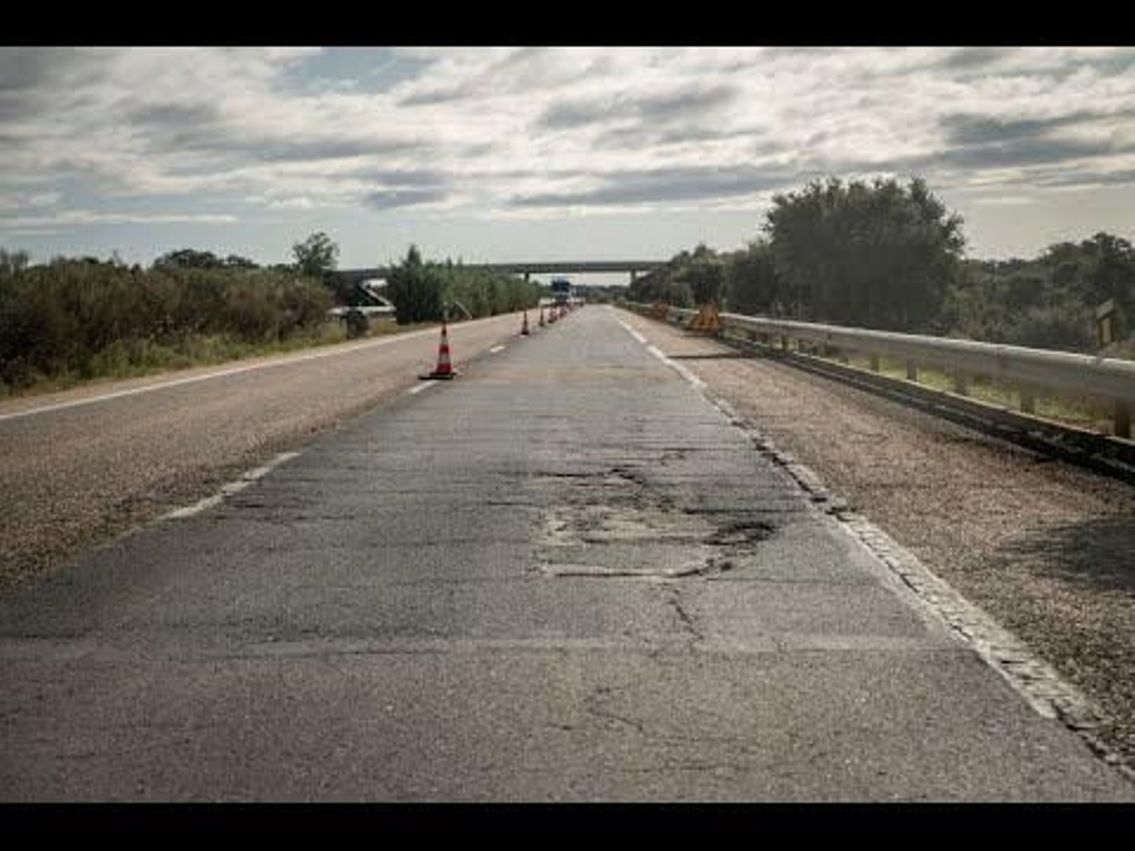 El estado de la A-52: grietas, baches y apaños