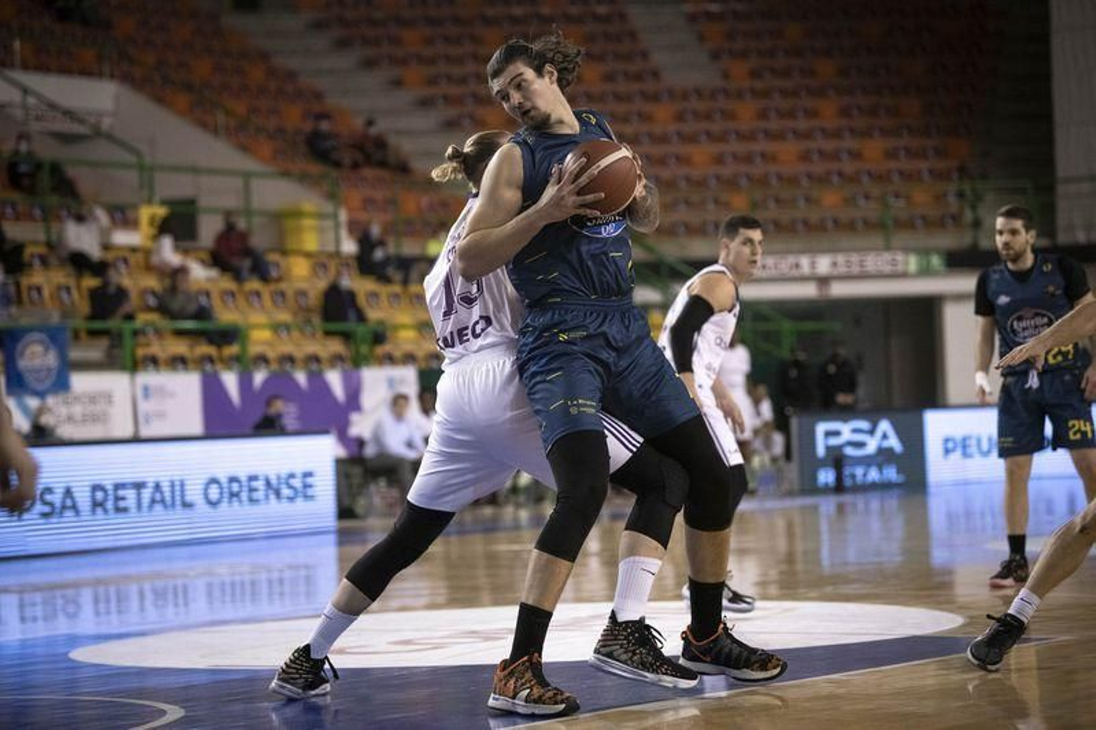 Partido de LEB Oro en el Pazo Paco Paz entre el COB y el Valladolid // FOTO: ÓSCAR PINAL