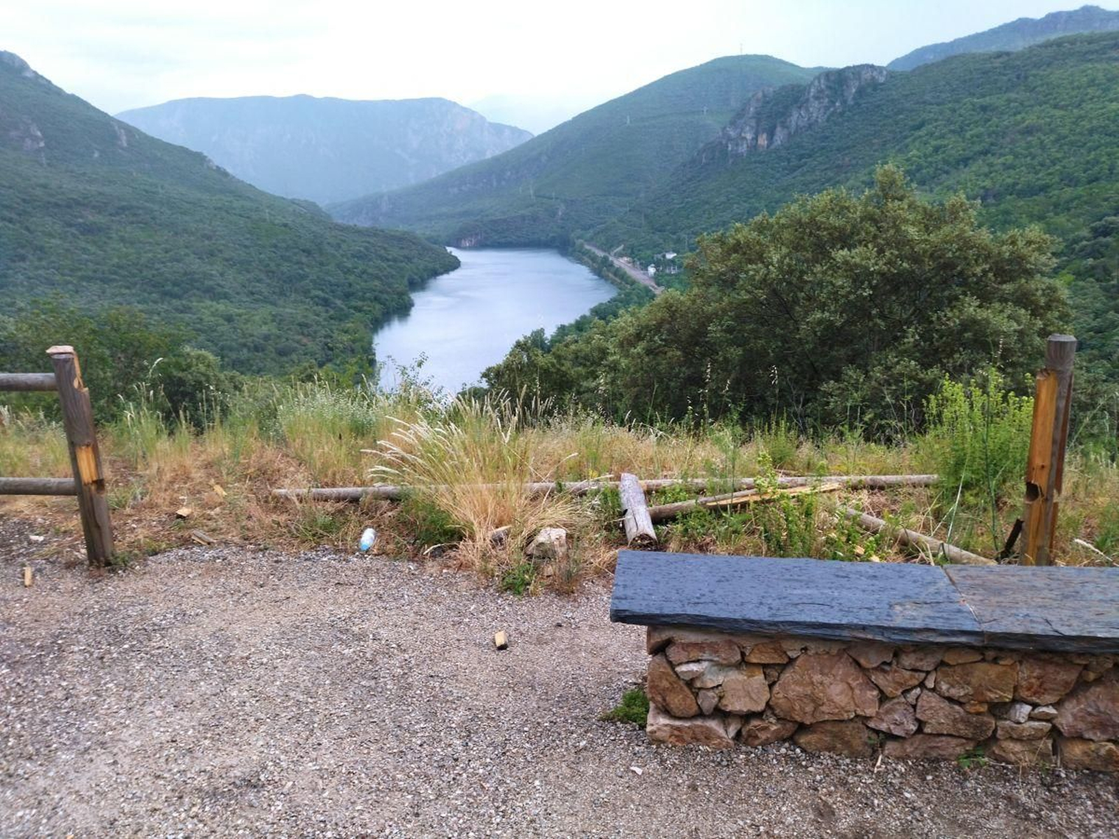 La baranda de madera del mirador de Covas, en el parque de Enciña da Lastra. fue destrozada.