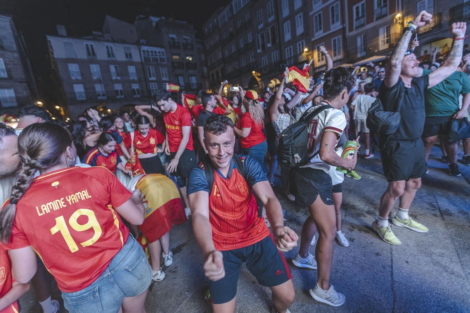 Galería | Camisetas, banderas y las calles de Ourense llenas de emoción por ver a España jugar los cuartos de final, en fotos
