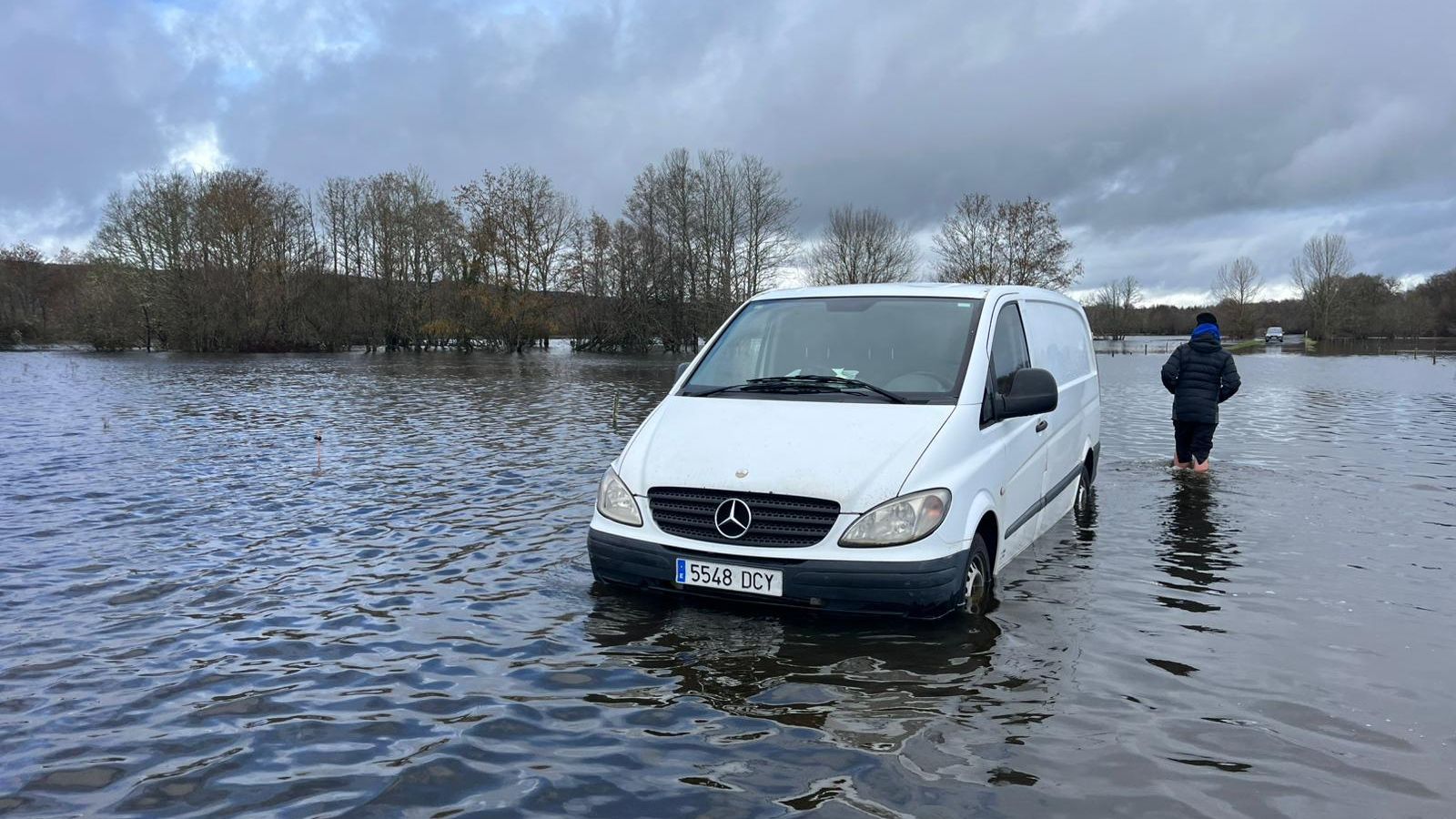 Vehículos atrapados en Rairiz de Veiga