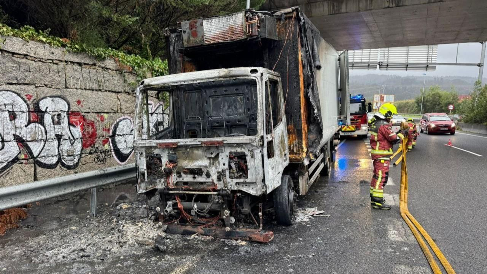 El camión quedó totalmente calcinado en la VG-20.