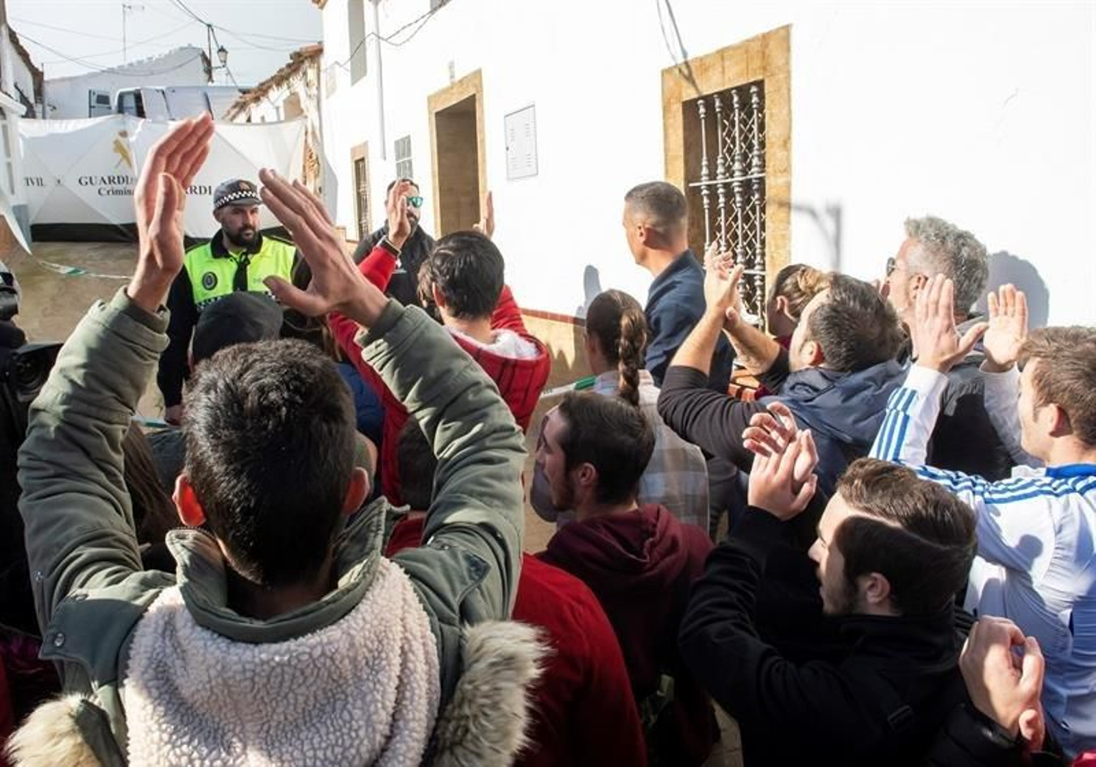 Vecinos de han saltado el cordón policial para increpar a Bernardo Montoya.