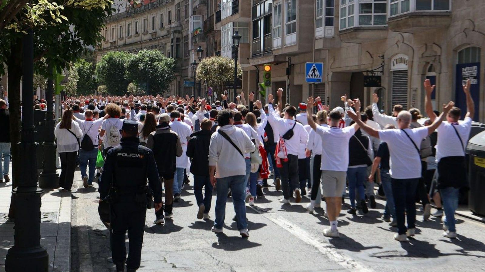 Aficionados del Friburgo marchan a Balaídos.