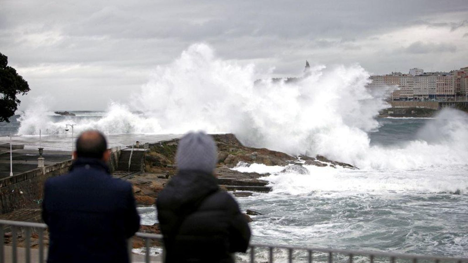 Numerosos curiosos , de espectadores en las inmediaciones del paseo marítimo de Coruña.
