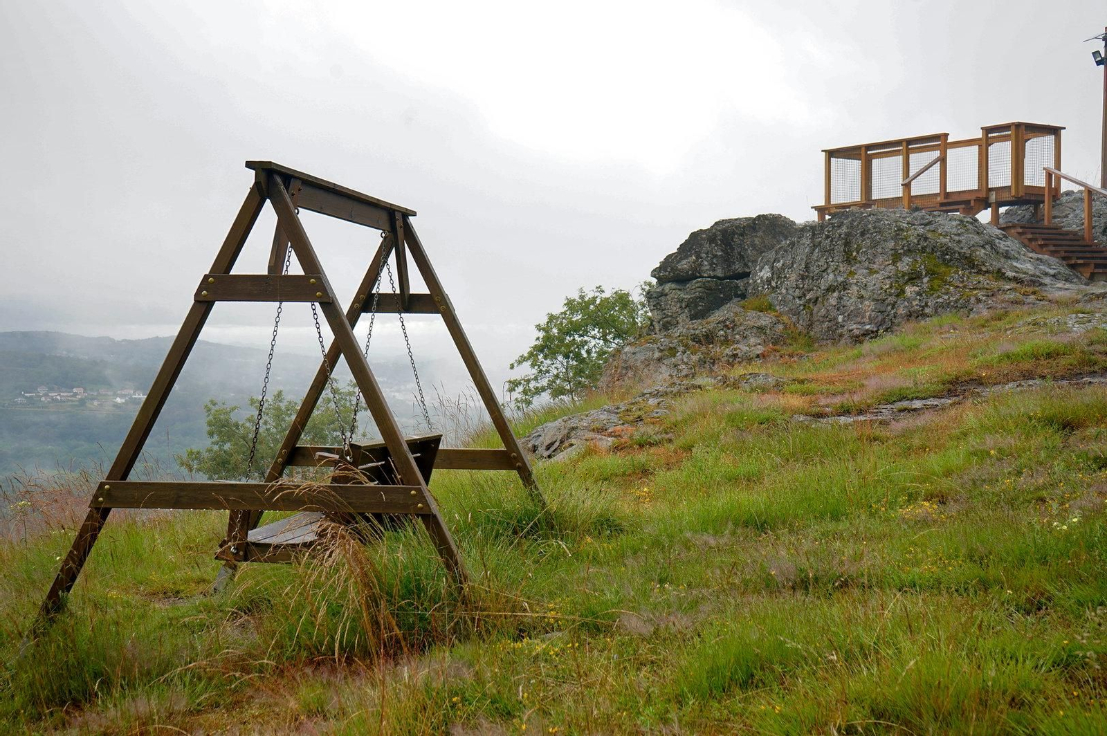 Junto al mirador de O Briñal hay un columpio en el que disfrutar de la visión.