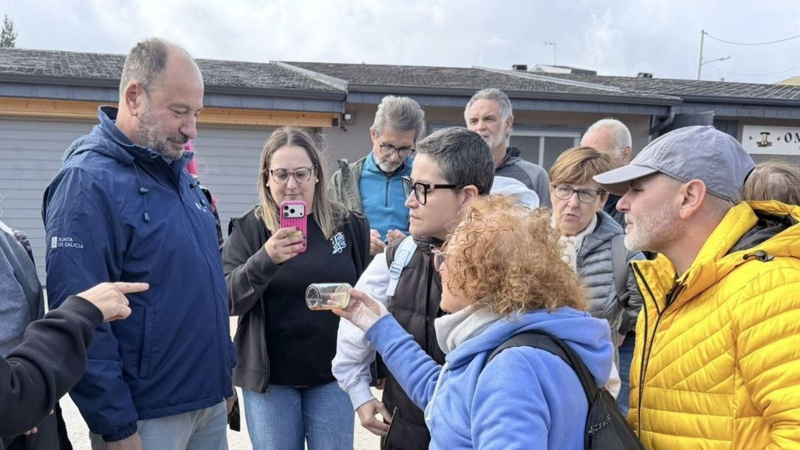 Xosé Merelles observa una muestra de miel.
