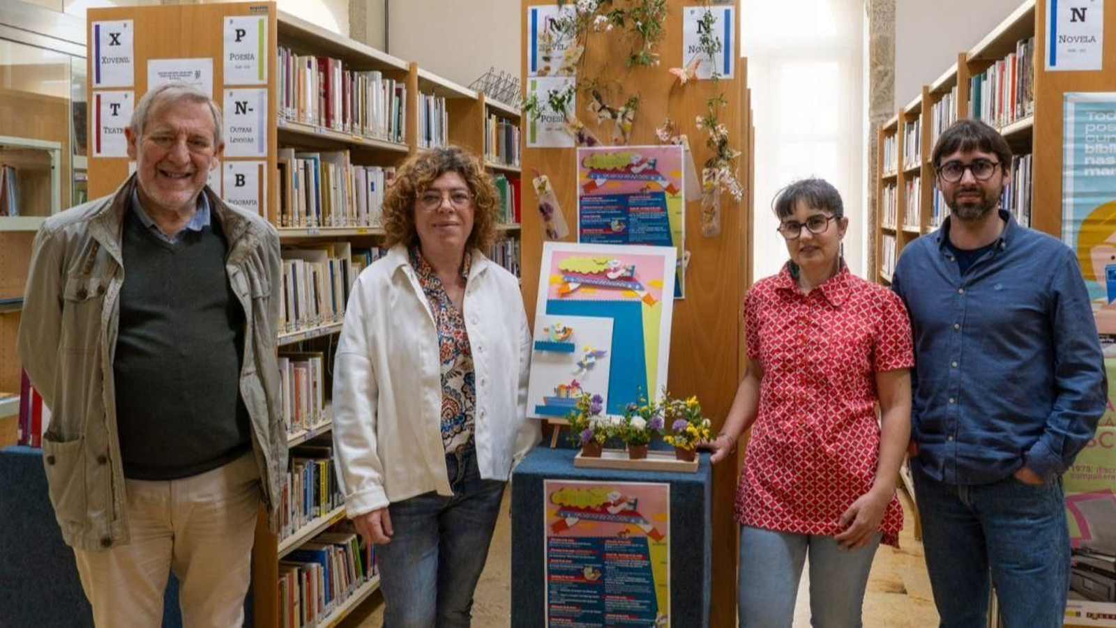 La concejal Sonsoles Vicente y la ilustradora Aida Alonso junto a la maqueta del cartel.