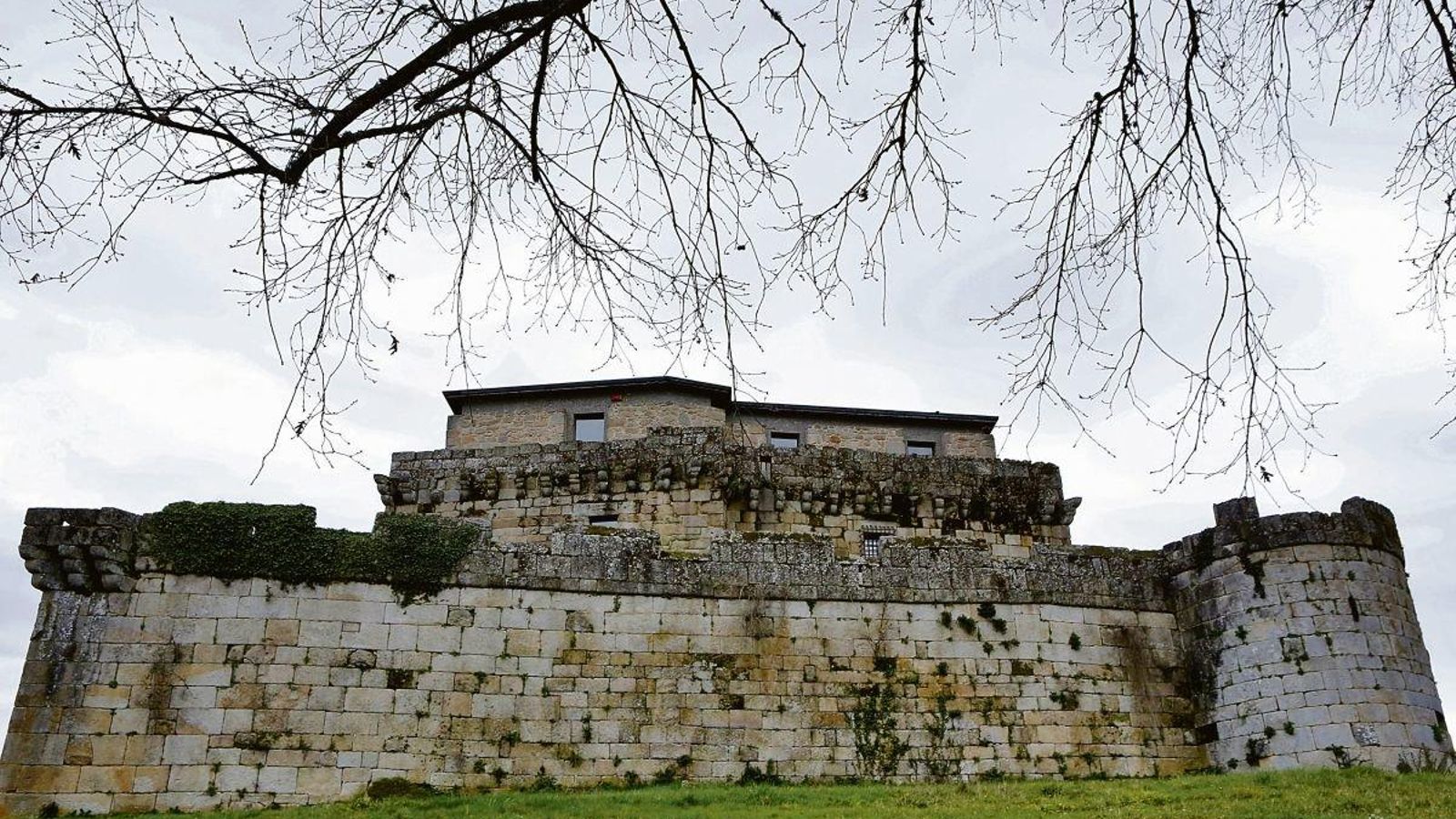 La imponente estampa que muestra el Castillo de Maceda, auténtico emblema de la villa.