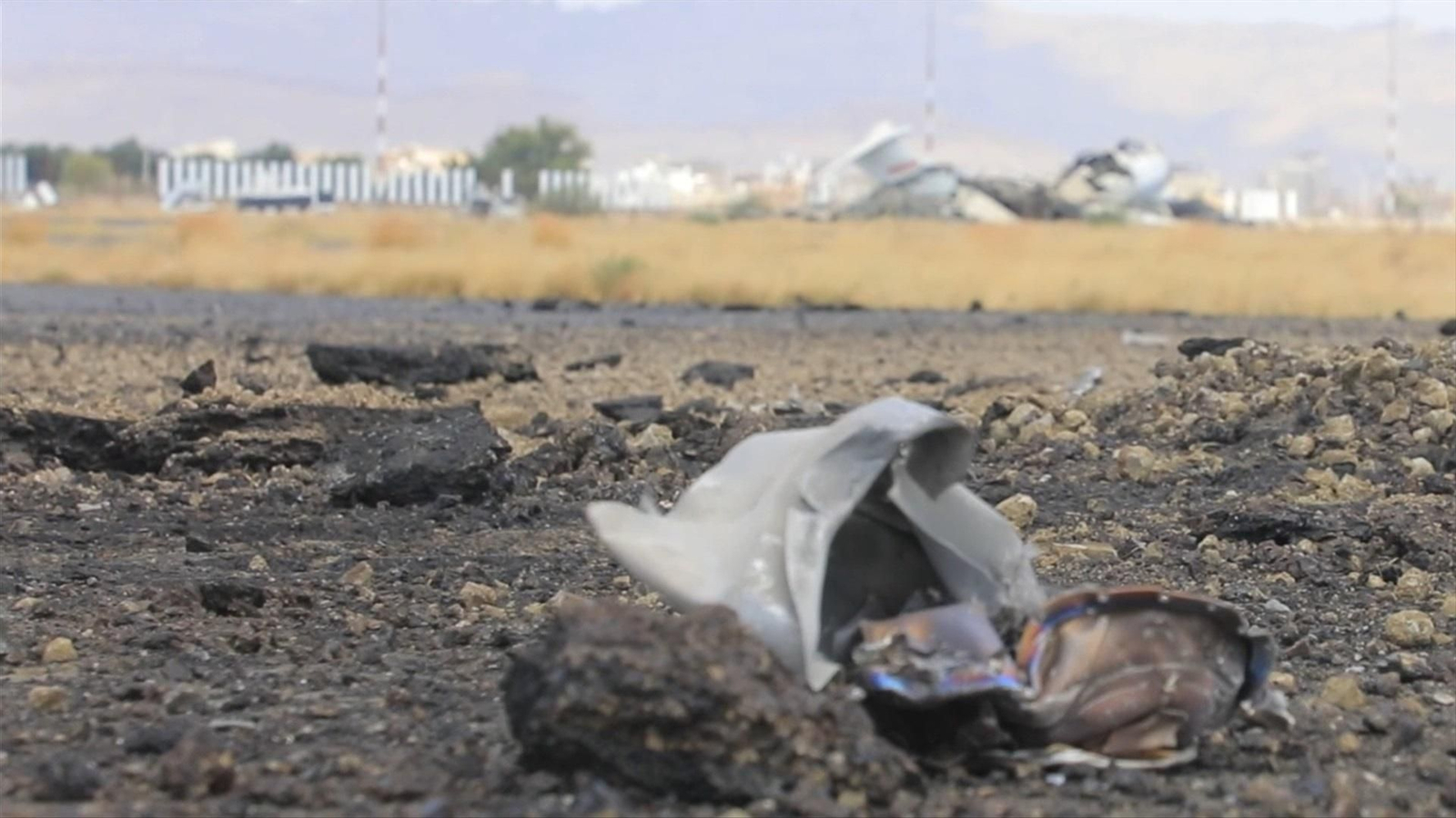 Fragmentos de metal junto al aeropuerto de Sanaa