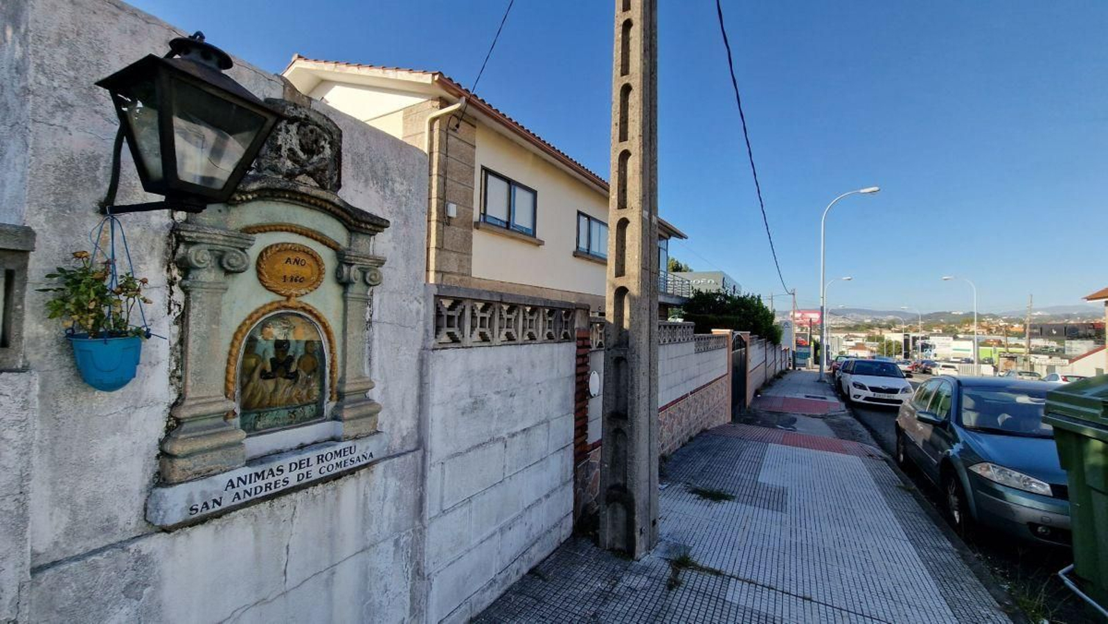 El blog “Vigoetnográfico” muestra los detalles del peto y la cruz, actualmente custodiada por un vecino. El conjunto está en un muro de Camposancos.