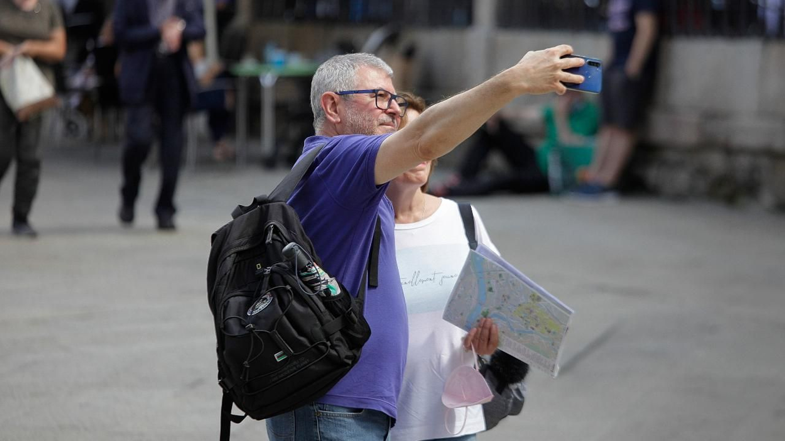Dos turistas se hacen un selfi durante una visita por la ciudad.