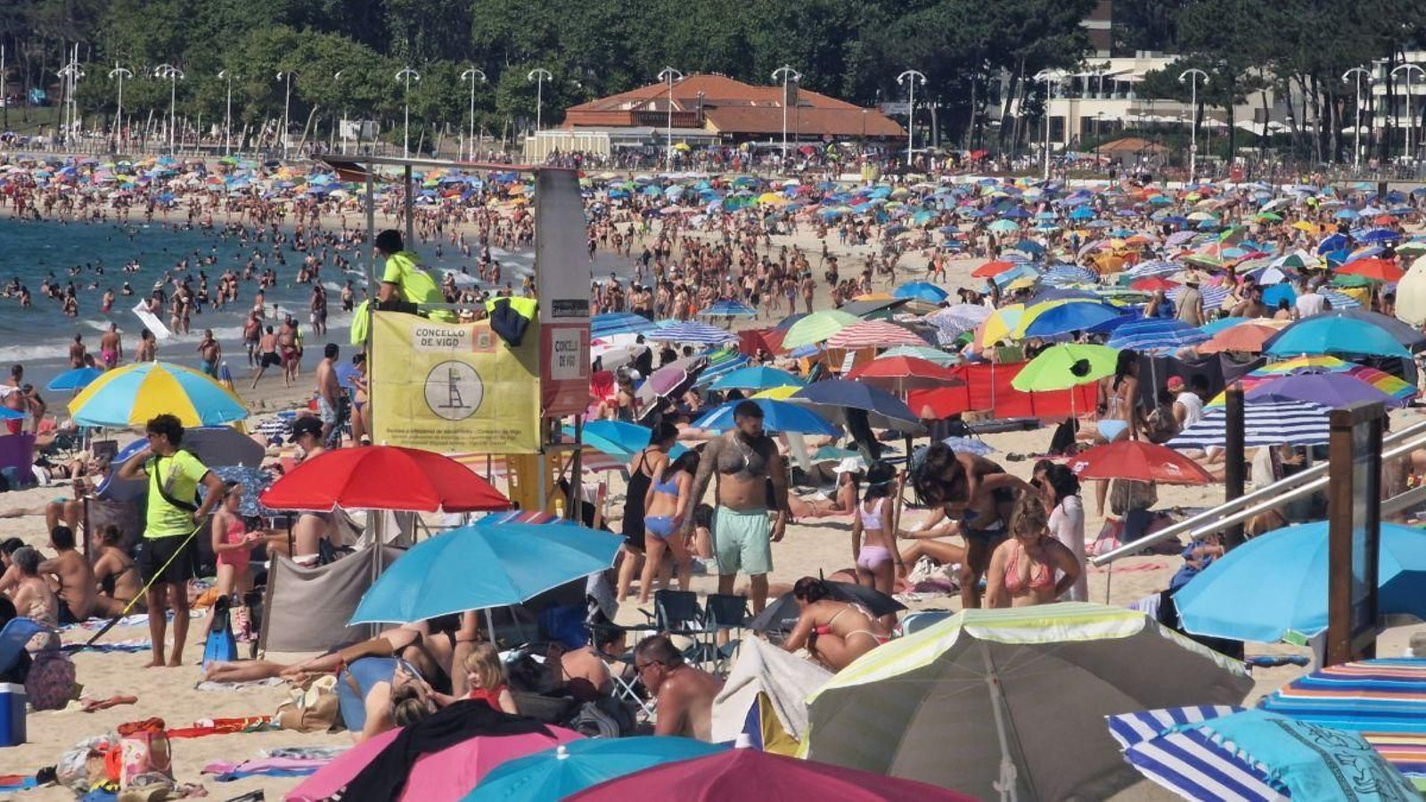Las playas de Vigo, como Samil, ayer a reventar.