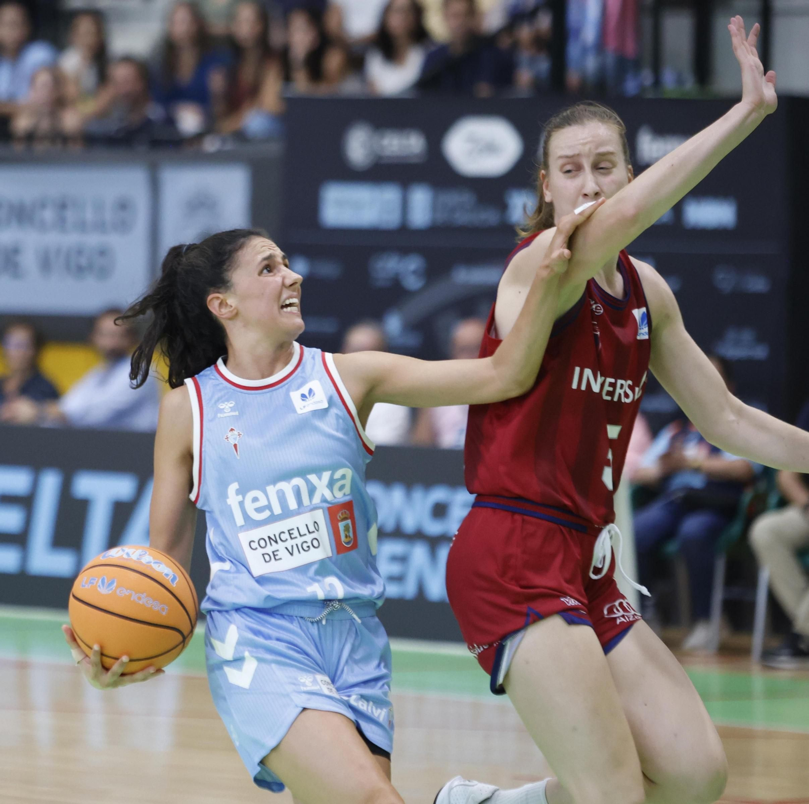 Marina Gea busca la canasta en el anterior partido del Celta Femxa Zorka en Navia, ante el Gernika.