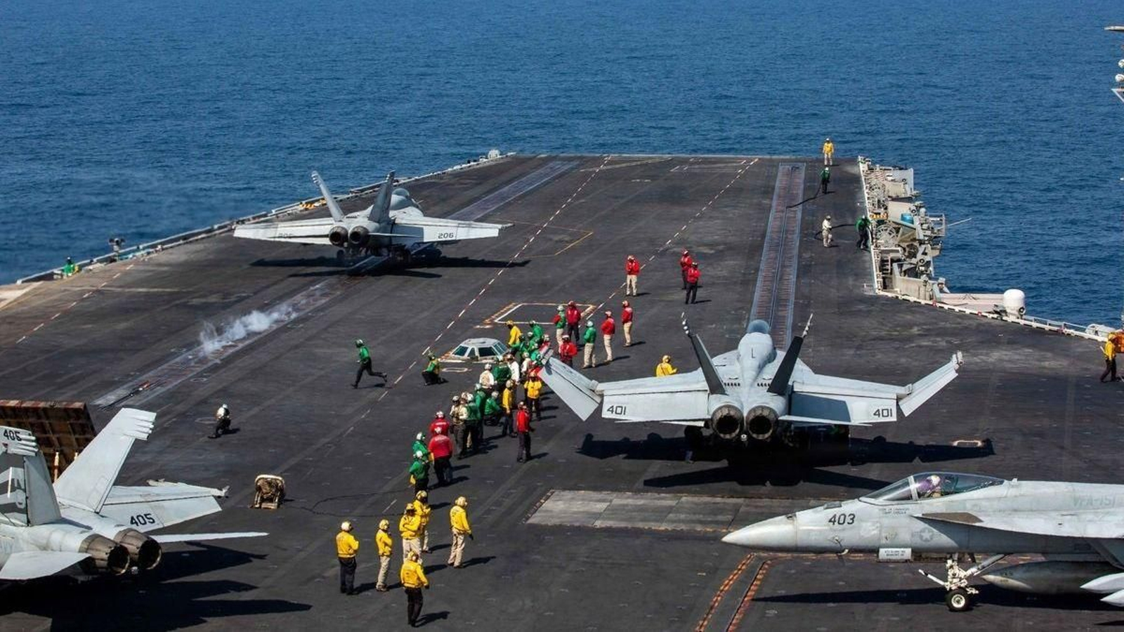 Aviones de combate sobre el portaaeronaves 'USS Abraham Lincoln'
