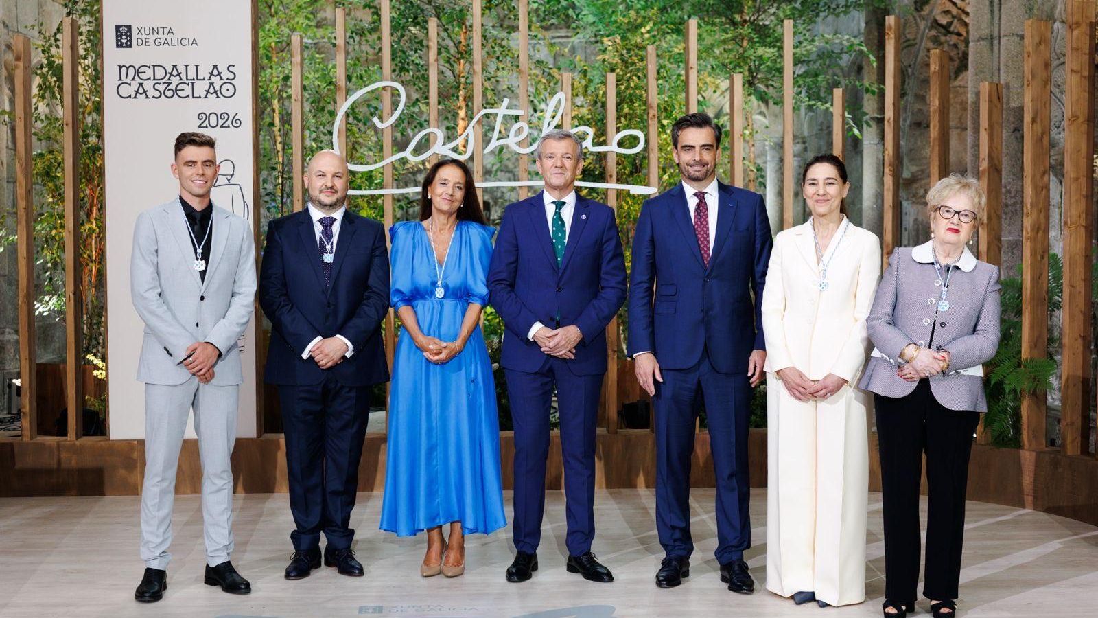 Premiados con las Medallas Castelao junto al presidente gallego
