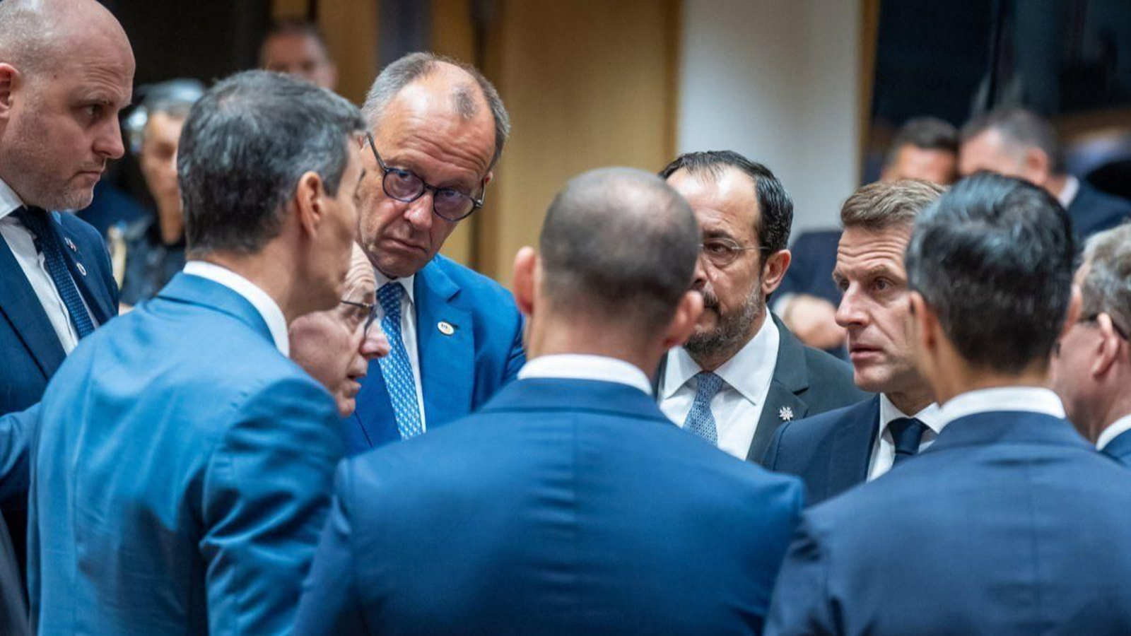 Varios líderes de la UE en el Consejo Europeo de Bruselas hablan con Pedro Sánchez (izq.)