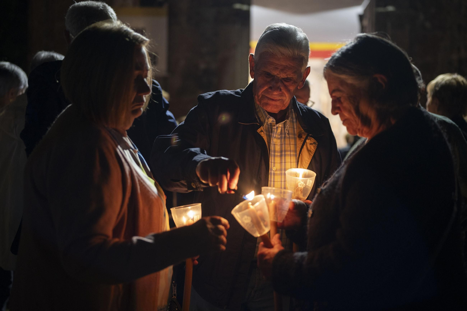 Un momento de la procesión nocturna en honor a la Virgen de la Saleta a su paso por San Cristovo de Cea