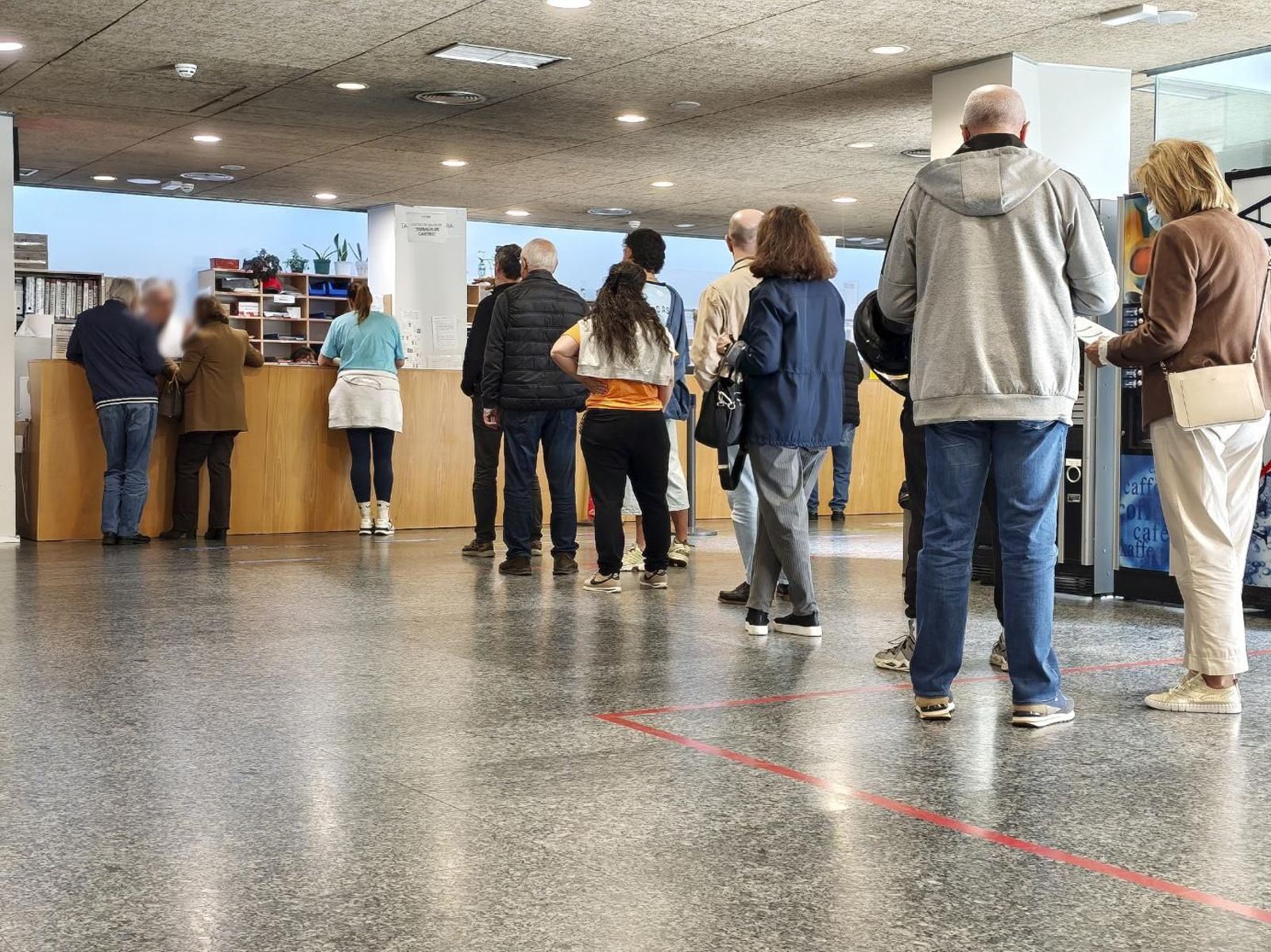 Colas para pedir cita ayer por la mañana en el centro de salud de Rosalía Castro.