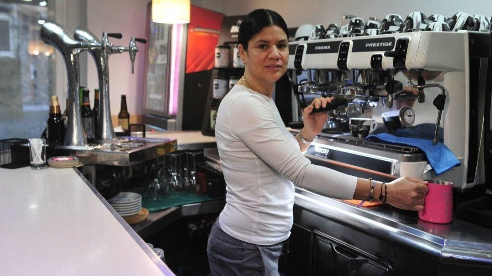 Evelyn Alcequiez preparando un café en el Café Bar Pirata. | Foto: José Paz