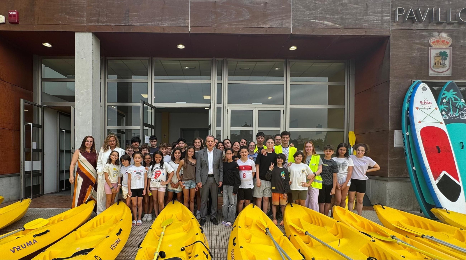 El alcalde Abel Caballero junto a los niños y monitores del campamento de Bouzas en el Pabellón Pablo Beiro