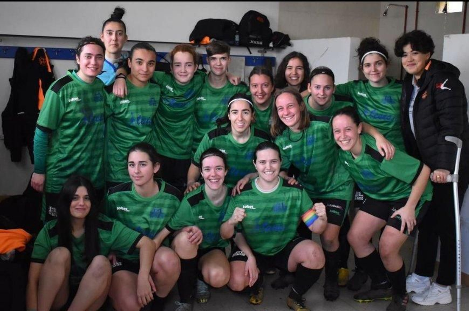 Paula Andrea posa junto a sus compañeras de equipo en una foto del club.