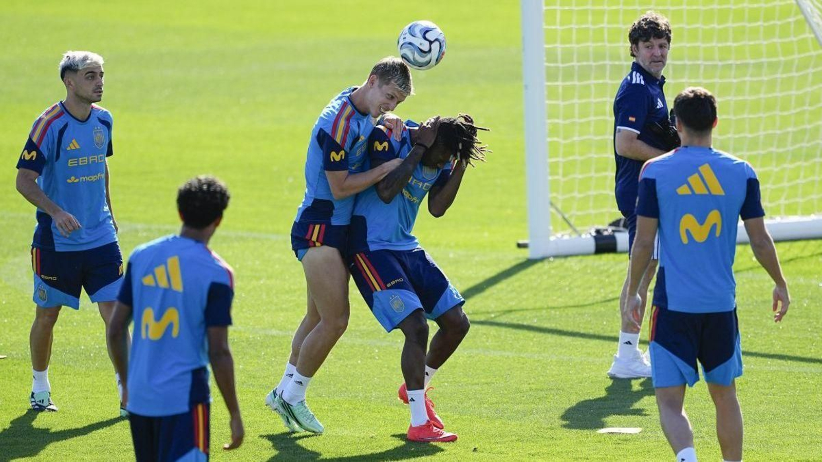 Dani Olmo disputa un balón con Nico Williams, ayer durante el entrenamiento en Las Rozas.
