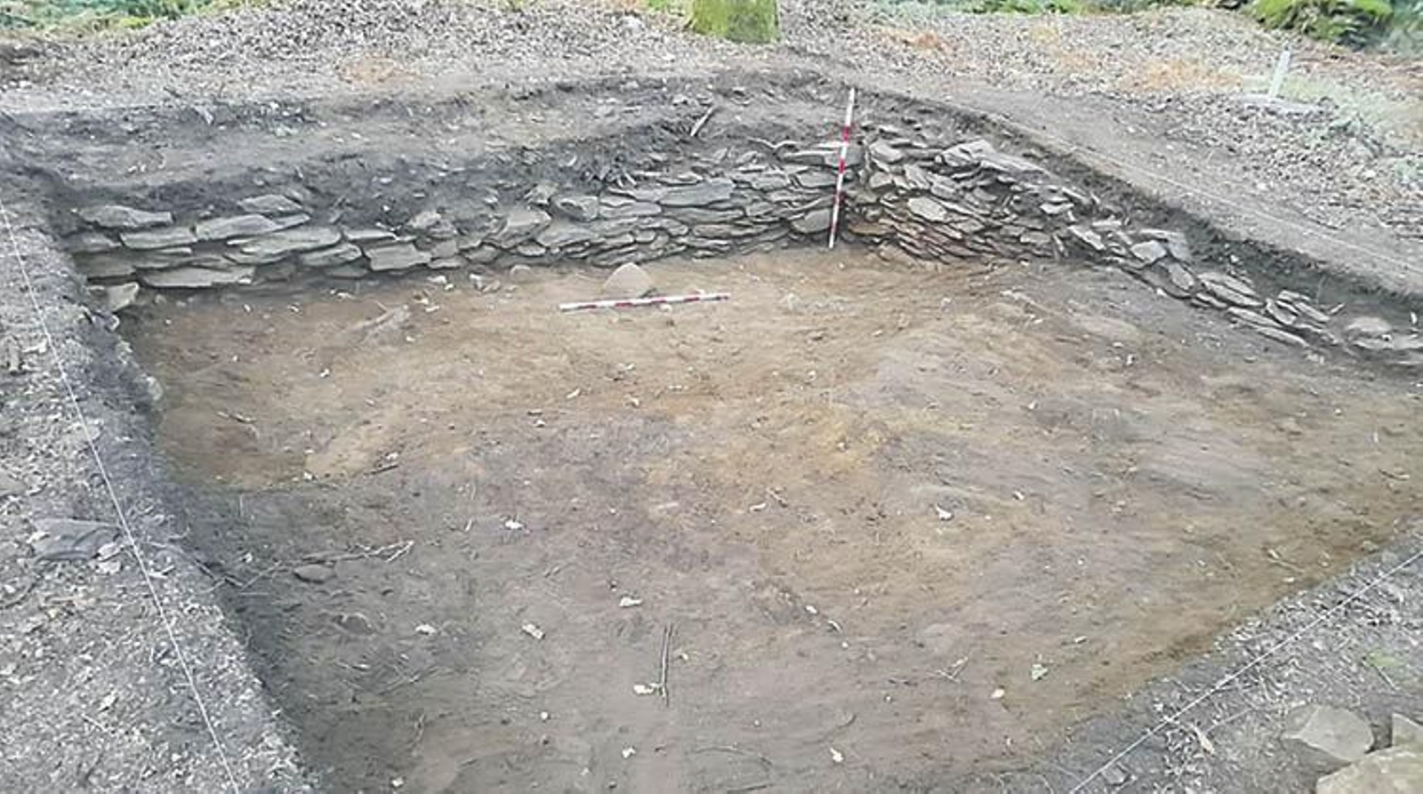 Restos da pétrea muralla do Castro de Garfián, en Beariz.