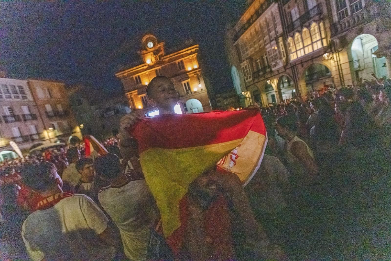 Galería | La ilusión por España en la semifinal tiñe de rojo la provincia de Ourense, en fotos