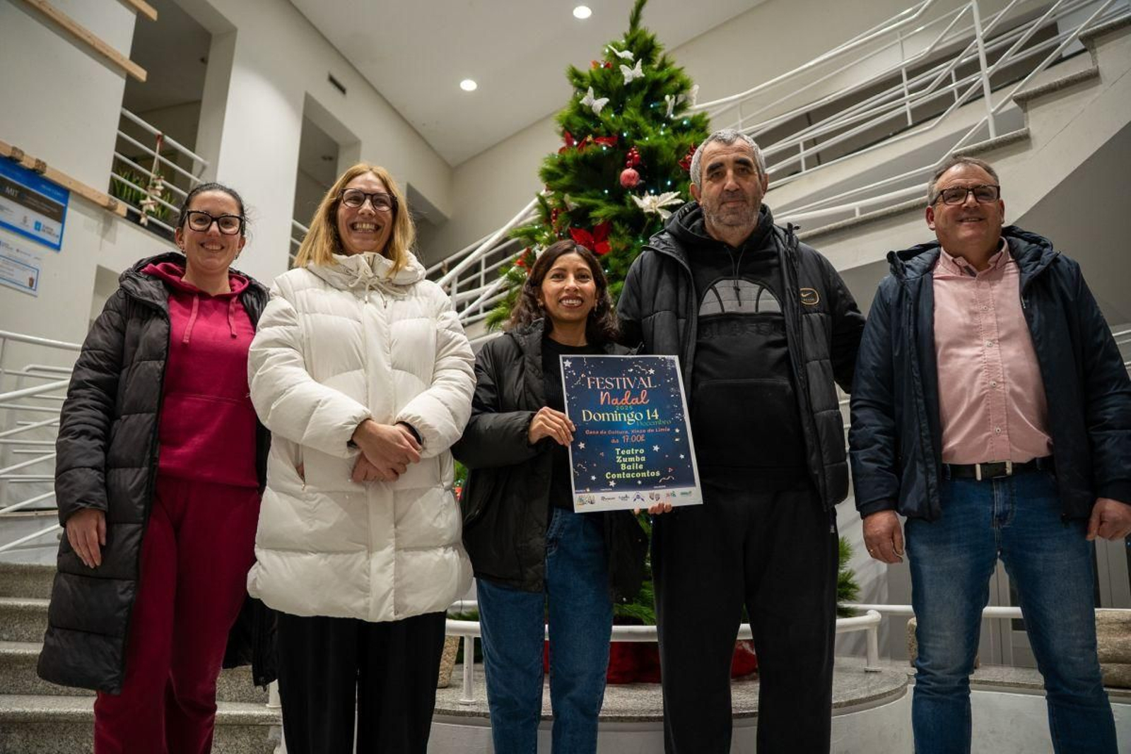 Presentación del cartel de teatro en el rural de Xinzo.